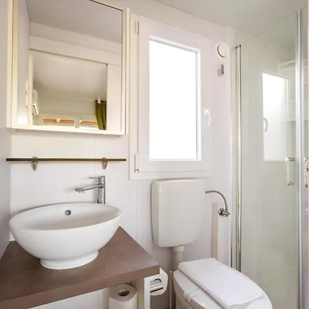 Eurocamp Mobile Homes At Ljutic منتزه العطل بيوغْغاد نا موغو